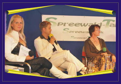 Frau Schier vom Verein "Wir helfen" im Talk mit UC