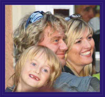 Ines Adler mit ihrer Familie "Backstage"